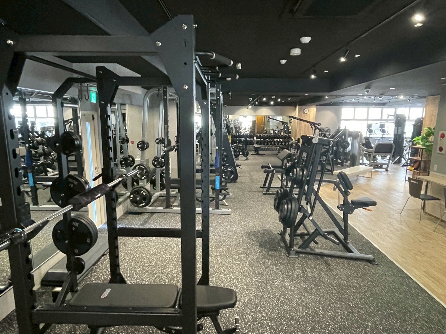 フリーウエイトエリア① 【プレートロードマシン導入!‼】