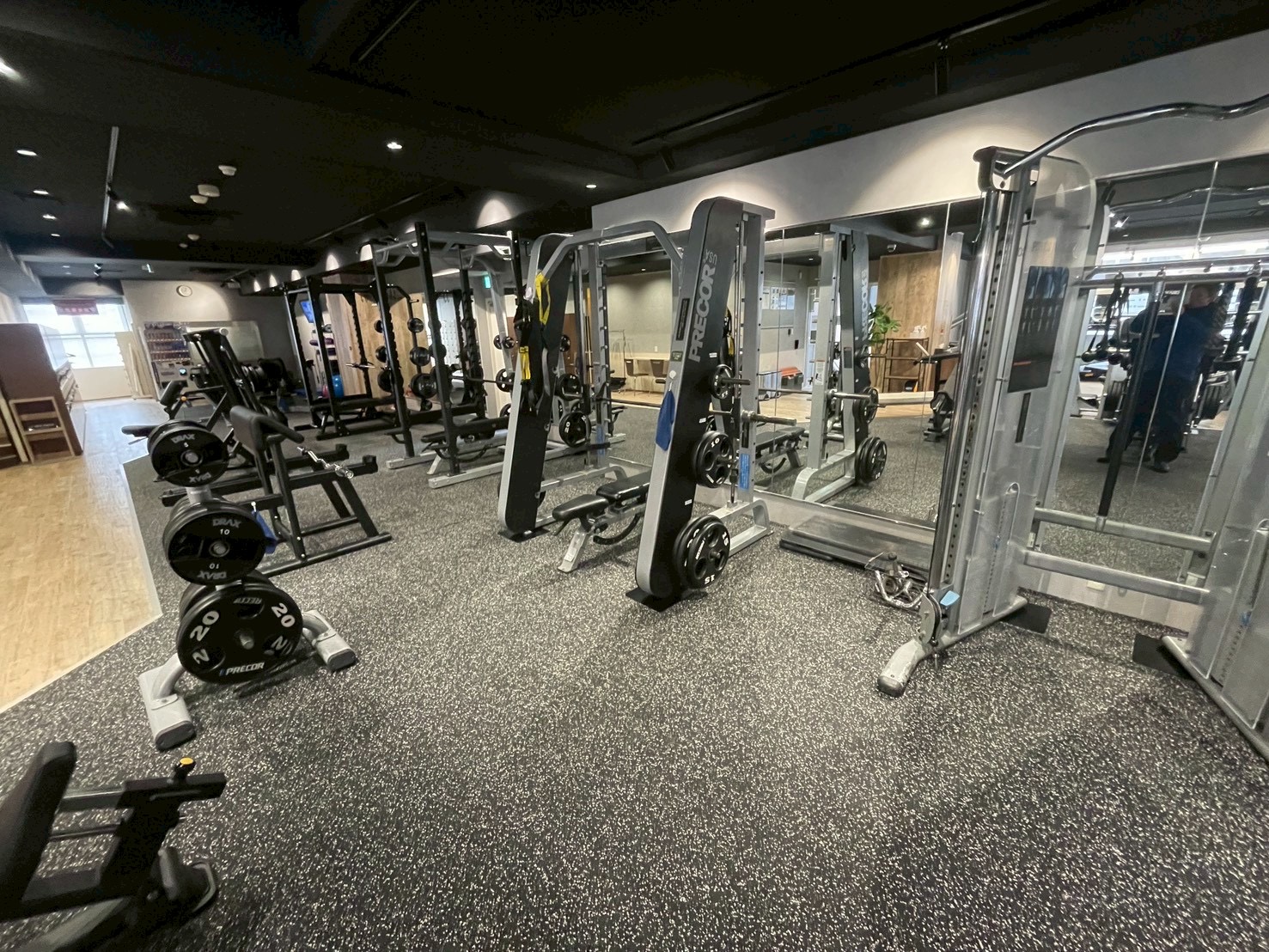 フリーウエイトエリア② 鏡に並ぶパワーラック