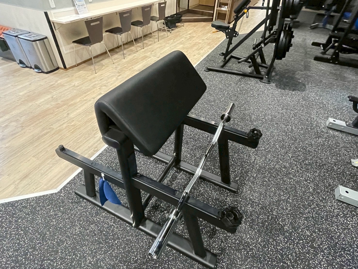 フリーウエイトエリア【マシン紹介】アームカール