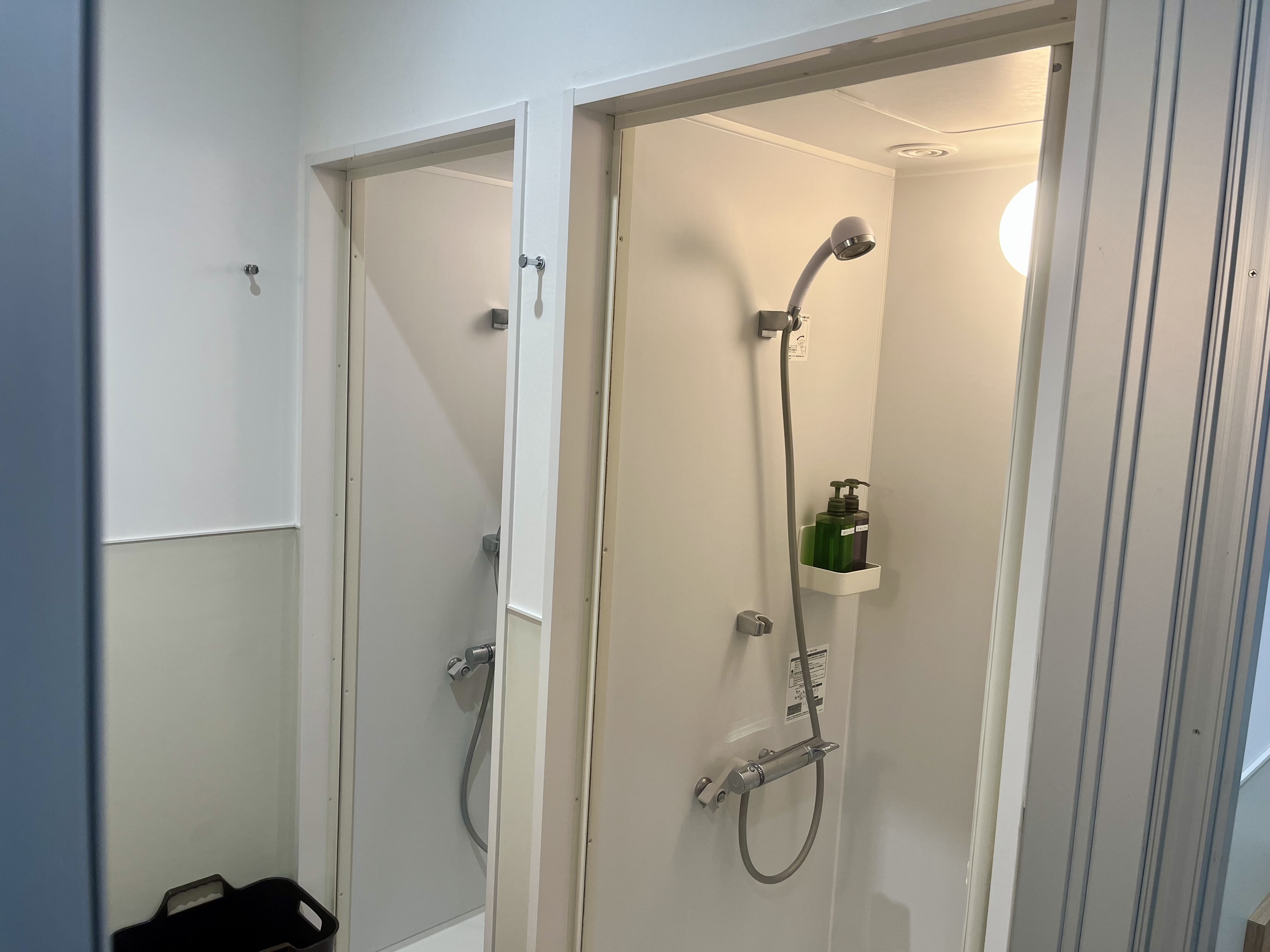 【シャワールーム】男女とも４台のシャワーブースがございます。ボディソープ・リンスインシャンプーも設置してあります。