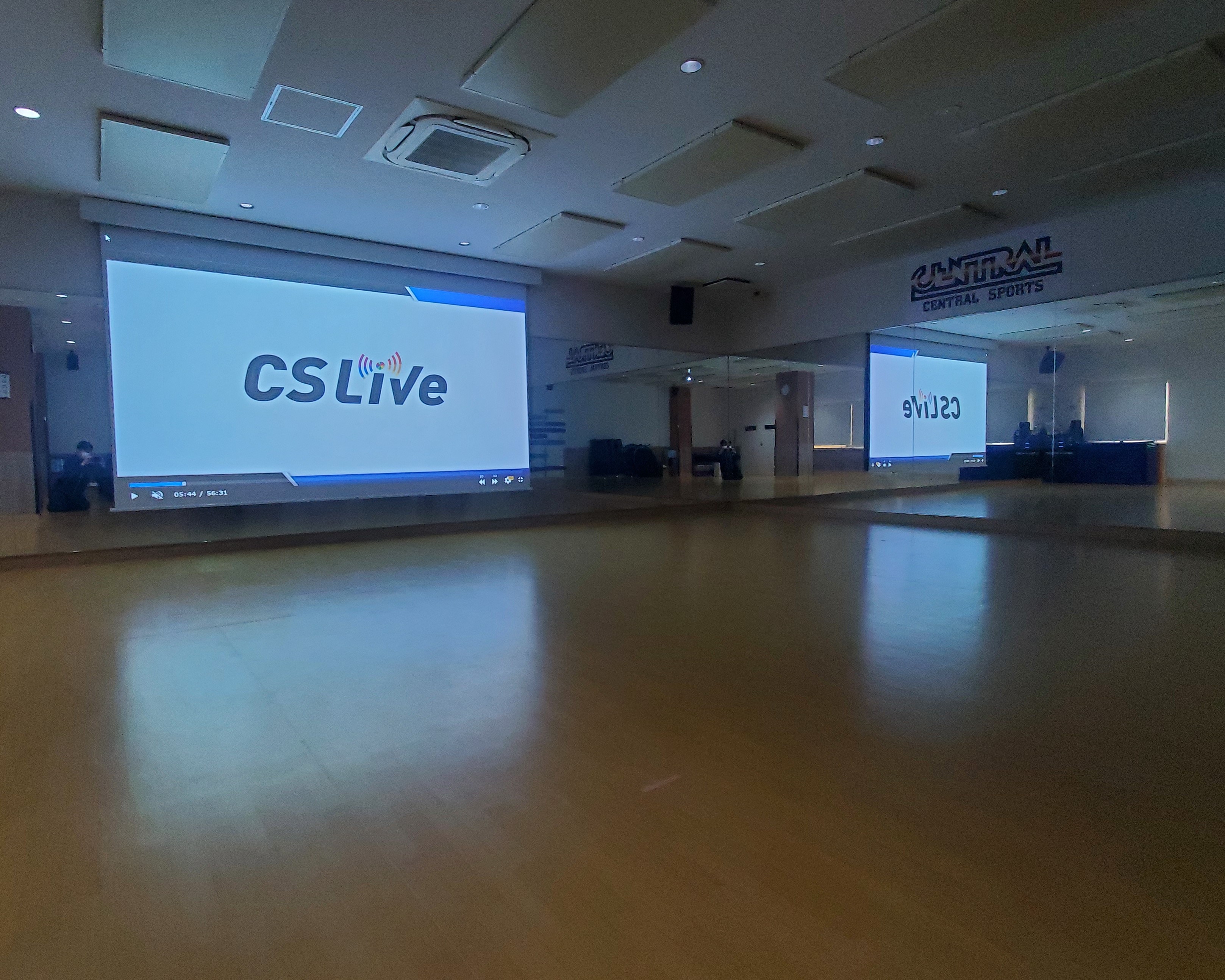 〈CSLiveスタジオ〉大型スクリーンによる映像レッスンが実施されます。