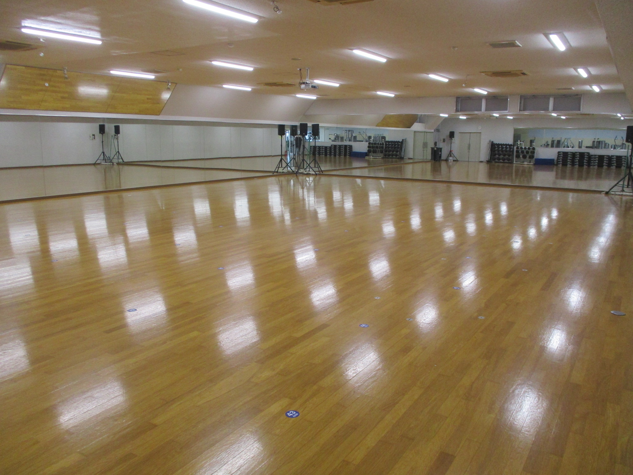 <Kids dance school location> Parents of school students can watch inside the studio.