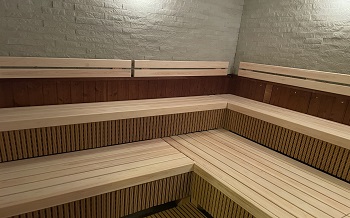 ドライサウナ/９０℃前後でしっかり汗をかけます。