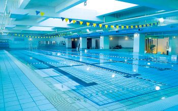 キッズスイミングプール/水温３０～３１℃、プールフロアーを敷き詰めベビー、幼児、小中学生の水泳教室