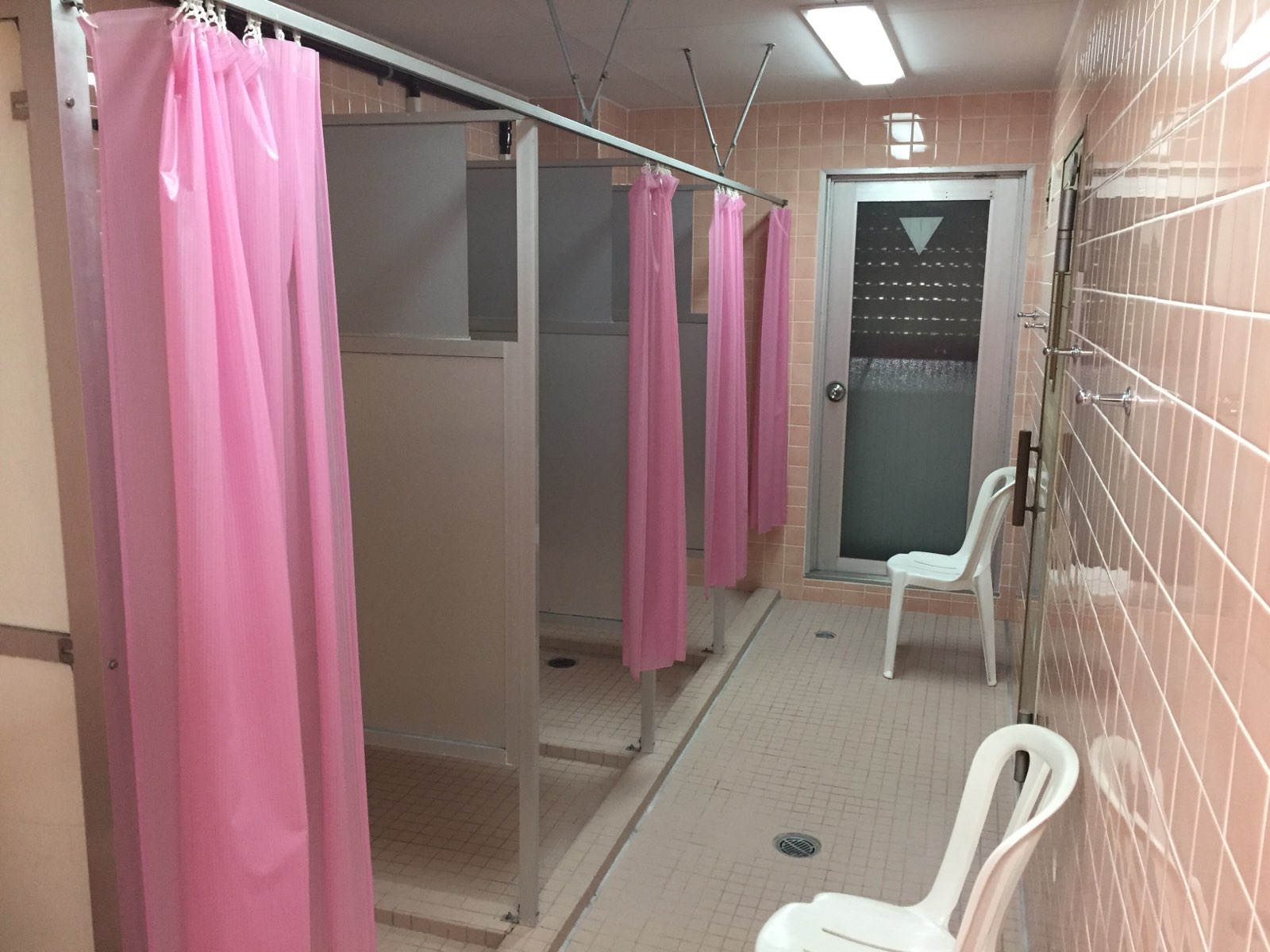 女性フィットネスシャワー室