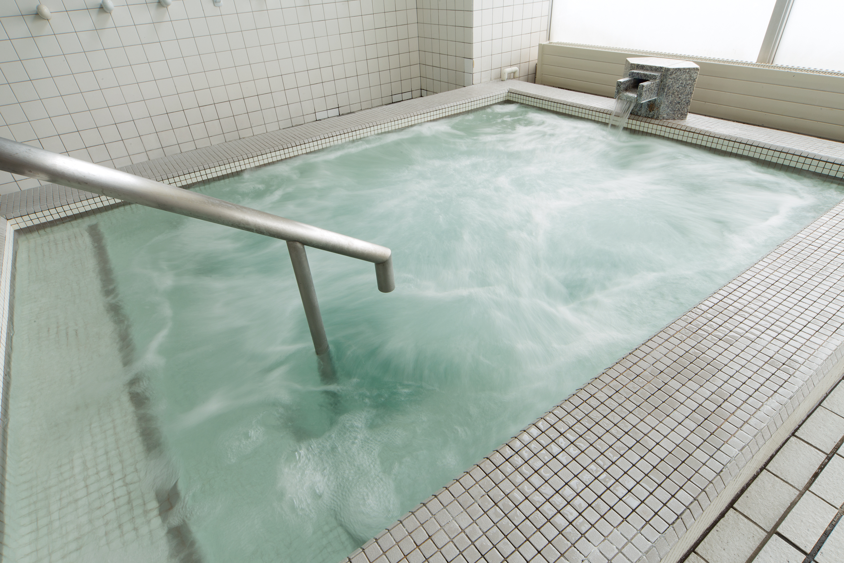 【プールサイド ジャグジー】水温38〜40℃、プールご利用後は、温浴でリラックス。