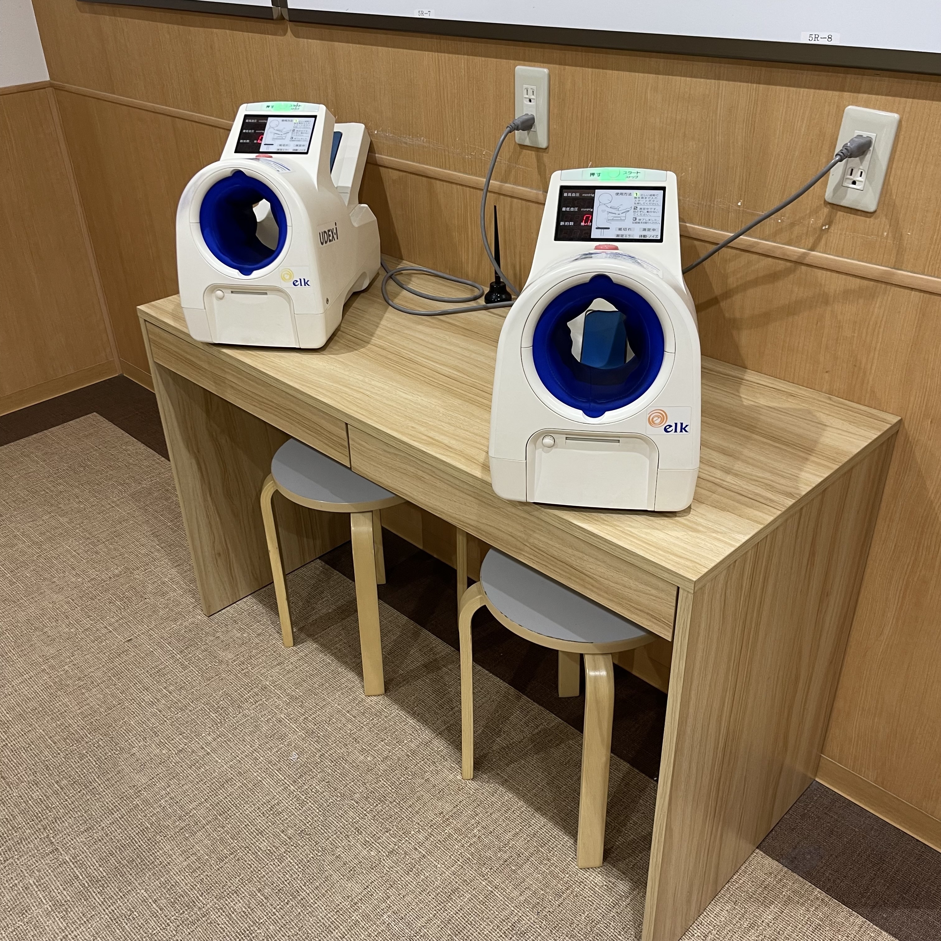 ＜5Fフィットネスロッカーエリア＞血圧計