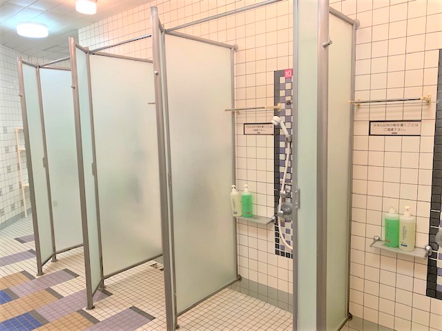 ＜シャワー＞３階　男女スパエリアに設置！さっと洗えるシャワーも魅力！トレーニングをしたあとはシャワーで汗流してすっきり♪