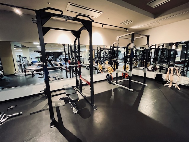 ＜パワーラック＞パワーラックは2台設置！スクワットやデッドリフトをはじめ、様々なトレーニングをお楽しみいただけます！