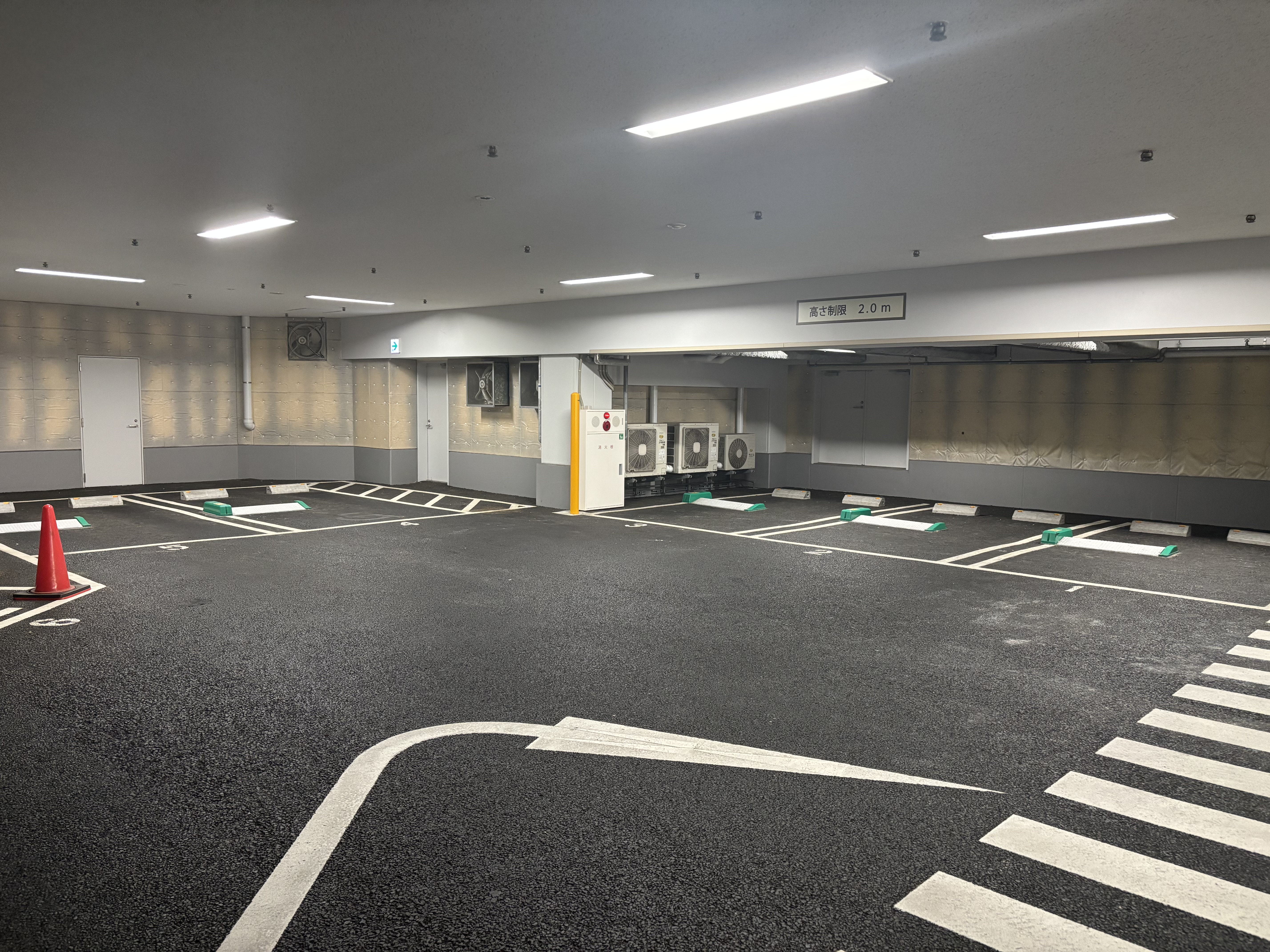 【駐車場】8台駐車可能（うち1台は軽自動車専用）、オートバイ駐車スペースあり。