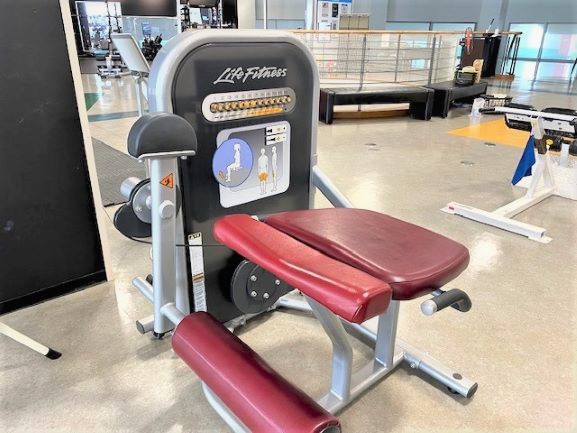 [Leg Extension] This is an easy-to-use machine that will strengthen the front of your thighs.