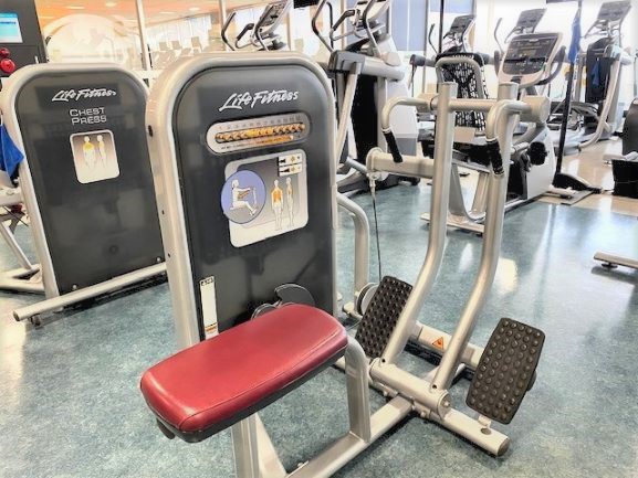 [Seated Row] This is an easy-to-use machine. Train your back.