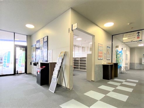 【下足室】入館後の下足置き場はこちらです。（入って左手）