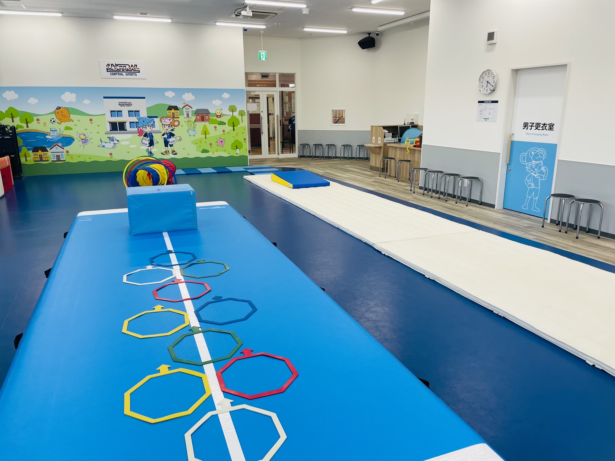 （キッズ体操スクール）　幼児クラス　マットをはじめ、ボール運動や様々なスポーツに親しむことで総合的な能力を養っていきます。
