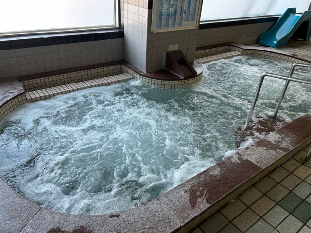 プールサイドジャグジー（水温38℃〜）