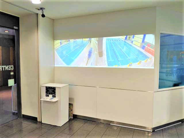 ＜ギャラリースペース1＞ラウンジのスクリーンで、プールの練習風景をご覧いただけます！