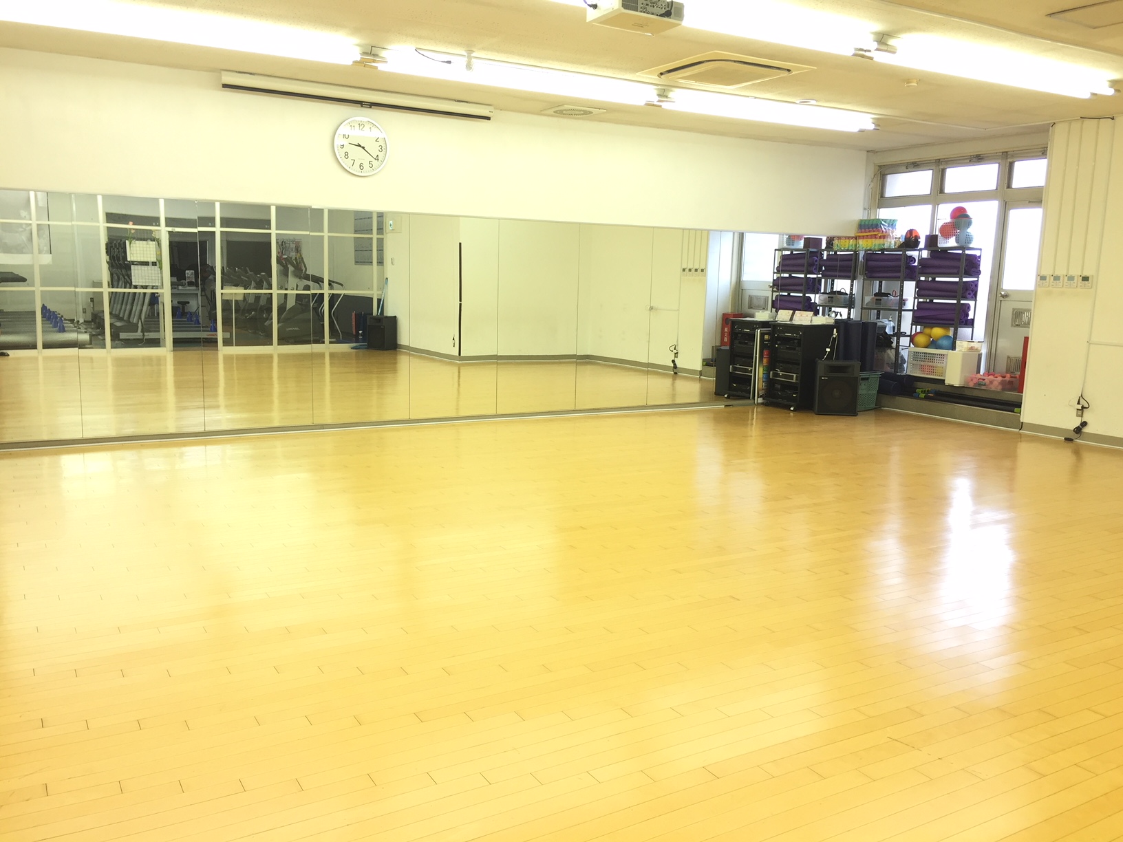 ＜ダンススクールスタジオ＞ダンススクールを２階スタジオにて実施。保護者の方はガラス越しにご覧頂けます。