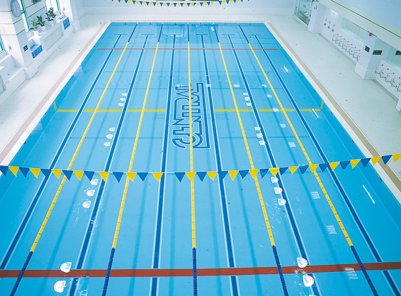 プール　25ｍ×6レーン。水深１ｍ（幼児・初心者用に水深調節可能　60Ｃｍ）水温約３０℃の明るく泳ぎやすいプールです。