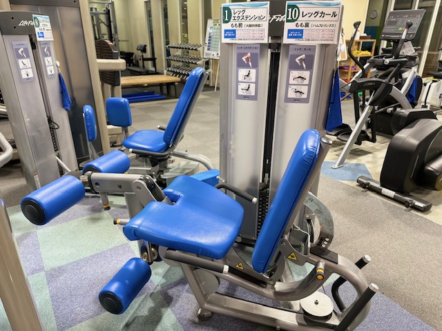 マシンジム➀〈レッグエクステンション・レッグカール〉
