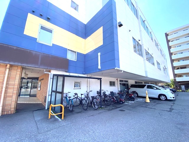 【駐輪場】バイク、自転車はこちらへどうぞ。屋根つきで雨でもシートは濡れません♪