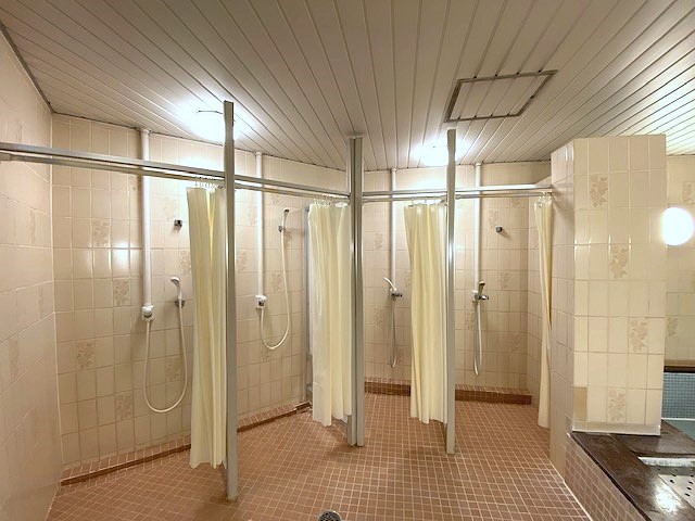 【2Fスパ】女性の立ちシャワー。当クラブ人気の「タイム90」会員などサッと済ませたいときに便利。
