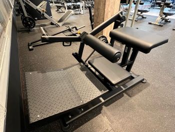 地域最大級のフリーウェイトエリア！プレート型ヒップスラスト！