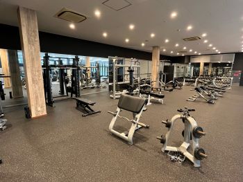 地域最大級のフリーウェイトエリア！最新の器具が充実！