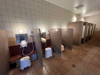 浴室内シャワーブース、立位シャワーも完備！