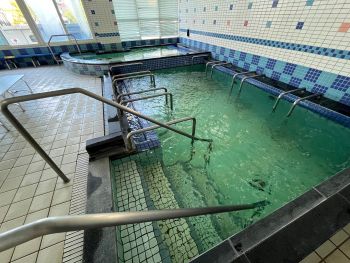 プールサイド　マッサージジャグジー