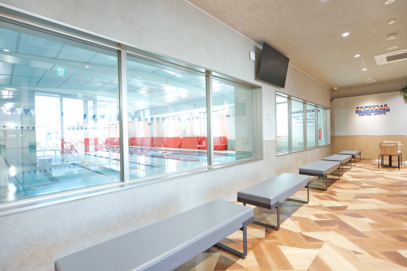 【プールギャラリー】プールレッスンの様子をご見学いただけます