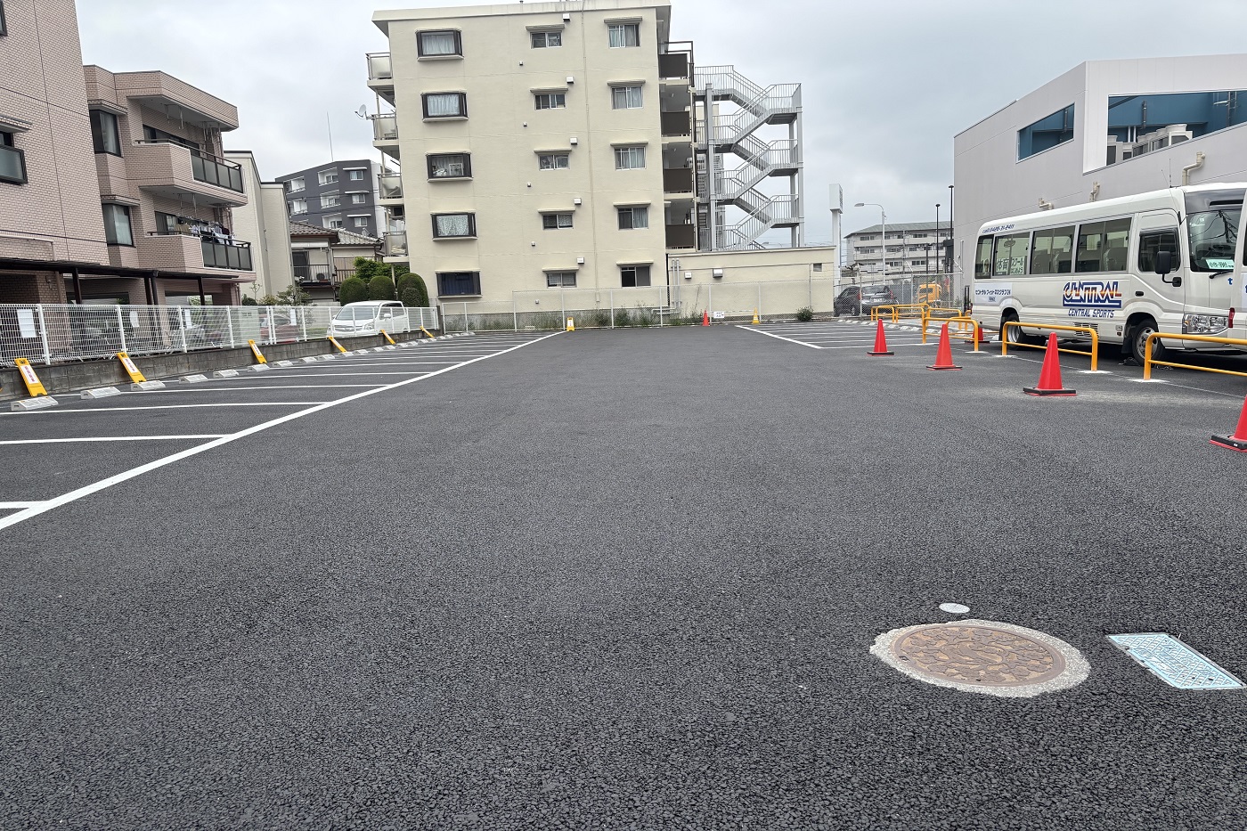 【駐車場⓶】建物裏側にも駐車場がございます！「南側駐車場」です。