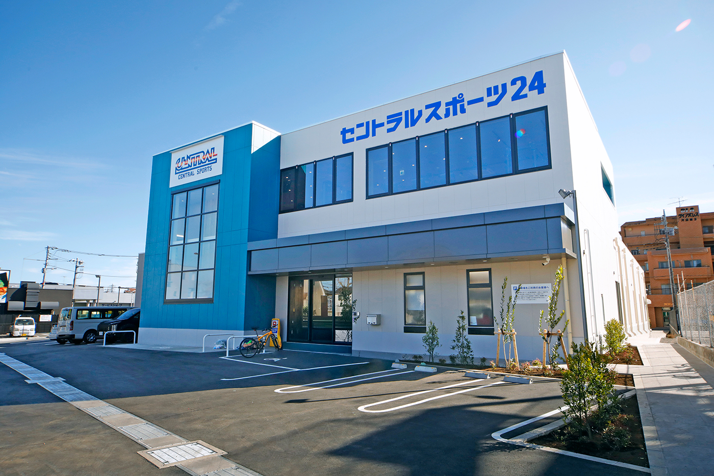 【駐車場①】建物目の前の敷地内、「北側駐車場」です。 青梅街道沿い河辺・新宿方面から左折入出庫できます。