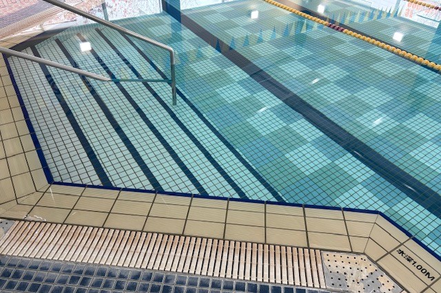 プール出入口には階段