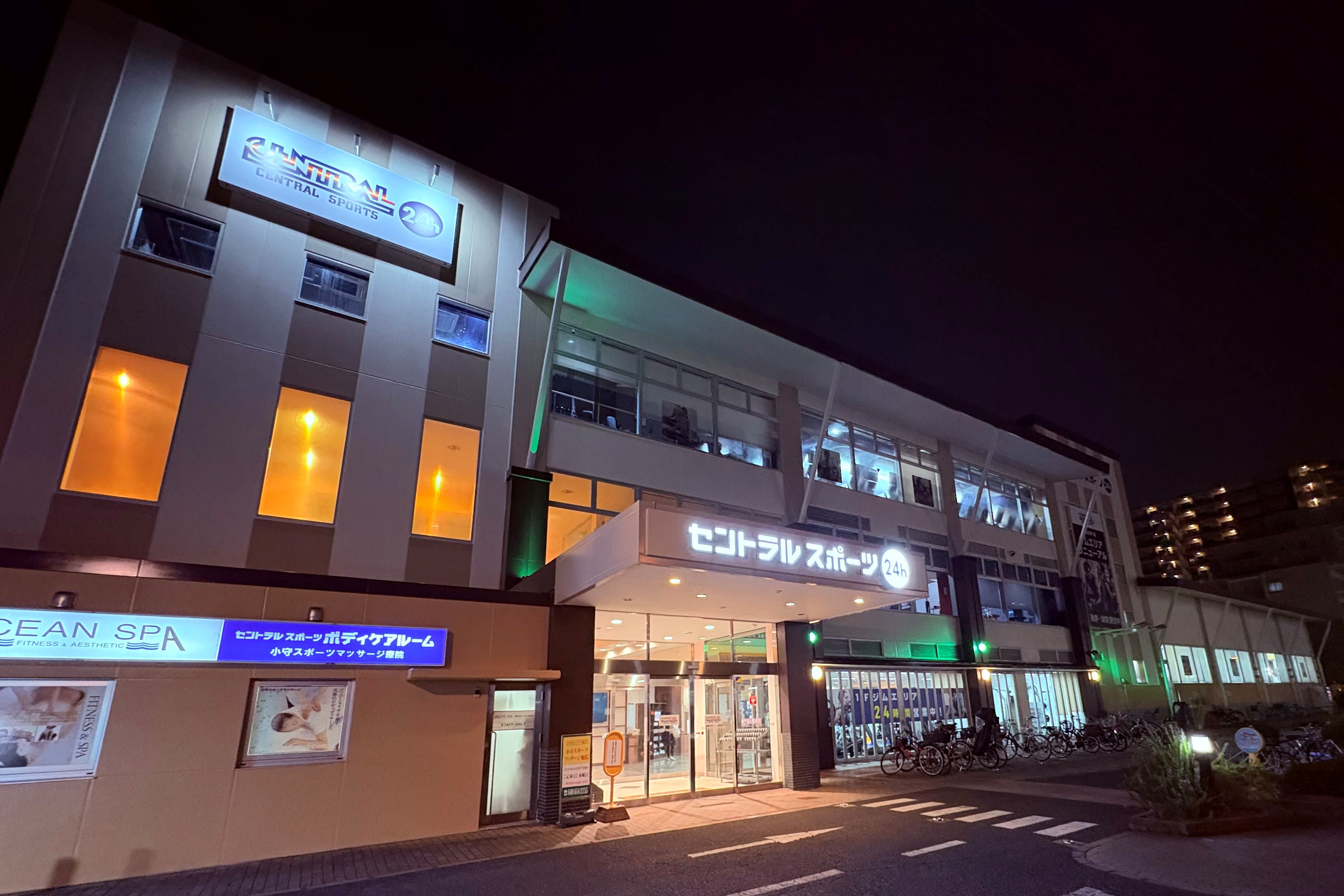 【2026年2月外壁リニューアル】クラブ外観（夜の様子）