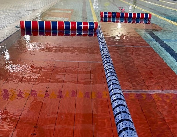 水泳スクールの幼児や水慣れクラスは、足が届く高さになっているので、お子様も安心です。