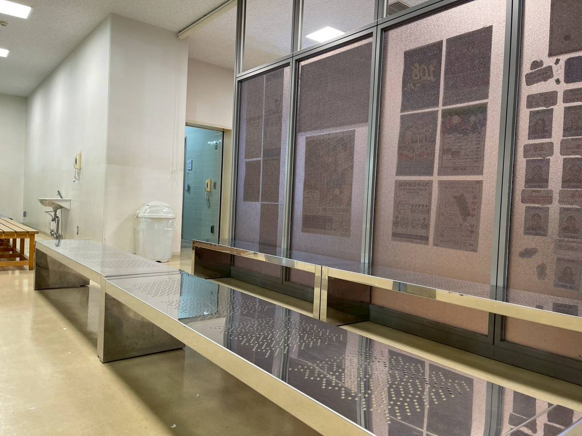 プールギャラリー：スイミングスクールやご利用中のご家族をゆっくりご見学頂けます。