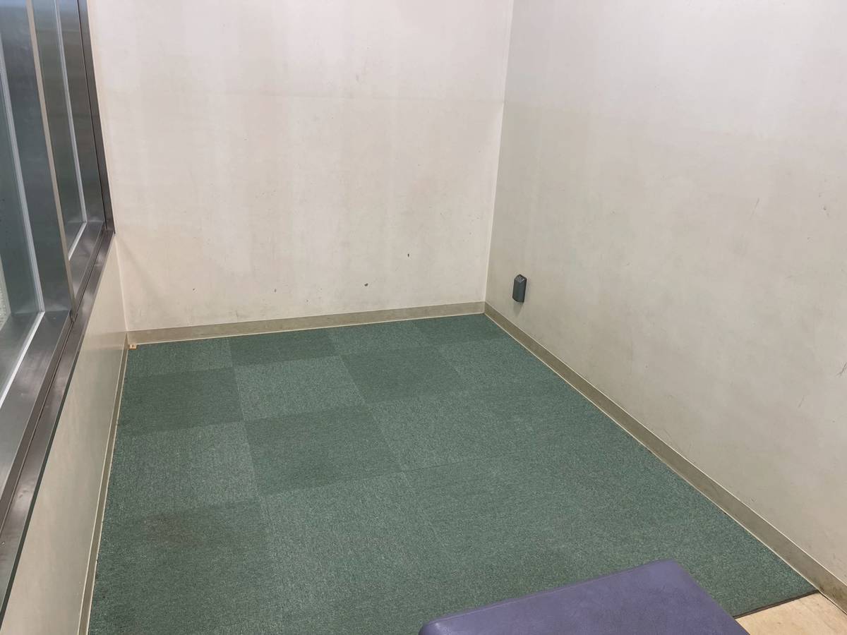 プールギャラリー：ベンチの他にくつろぎスペースがあります。