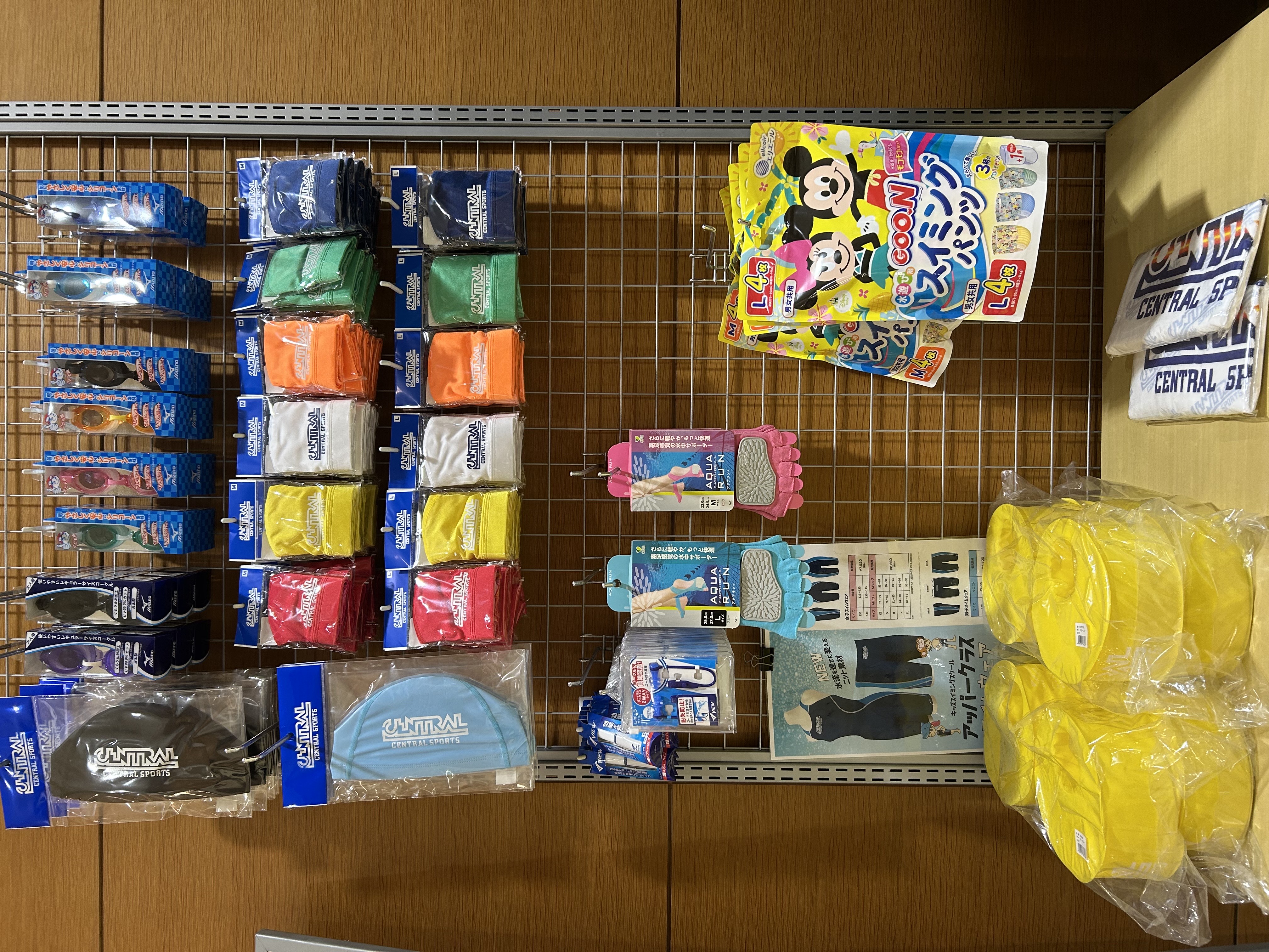 スイムキャップ・ゴーグル・くもり止め・耳栓・水遊びパンツ・タオルを販売しています