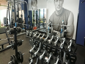[Full-scale training equipment] Free weight area