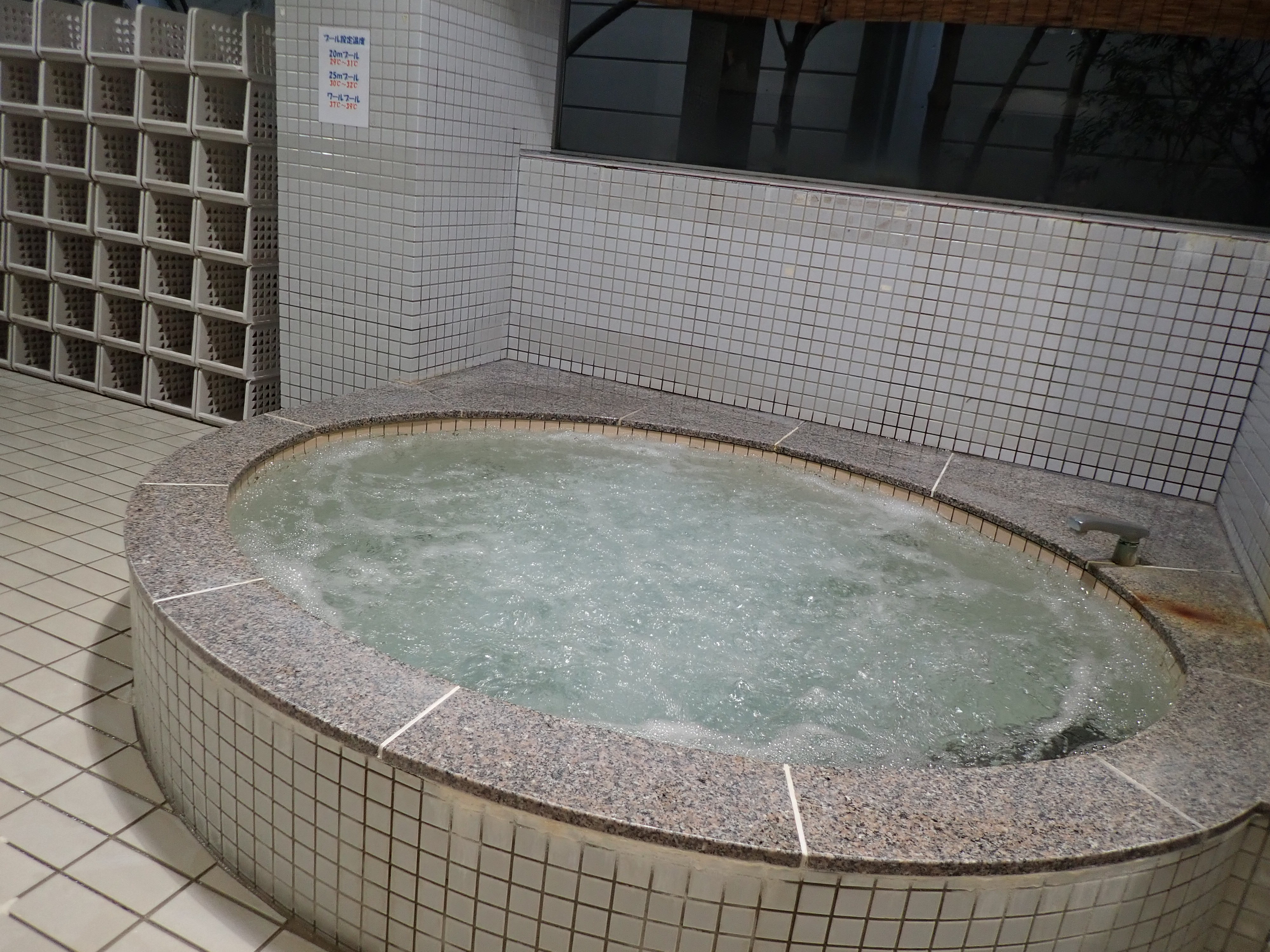 [Relaxing time after swimming] Poolside jacuzzi (set temperature 37.0℃-39.0℃)