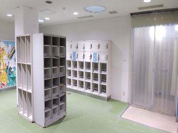 [Swimming] Boys' school locker