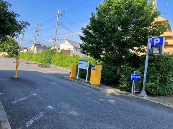 [150 spaces available] Spacious parking lot (3 hours free for members)