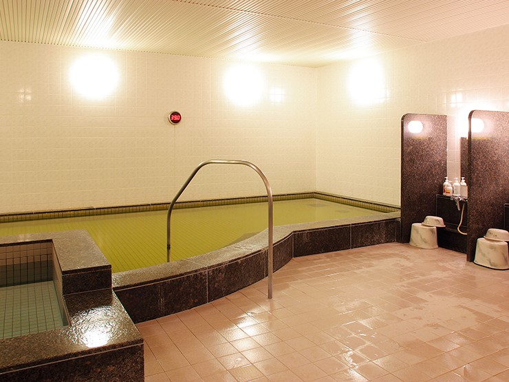 内風呂(男女の浴室にある天然温泉の広々としたお風呂でゆったりできます。)