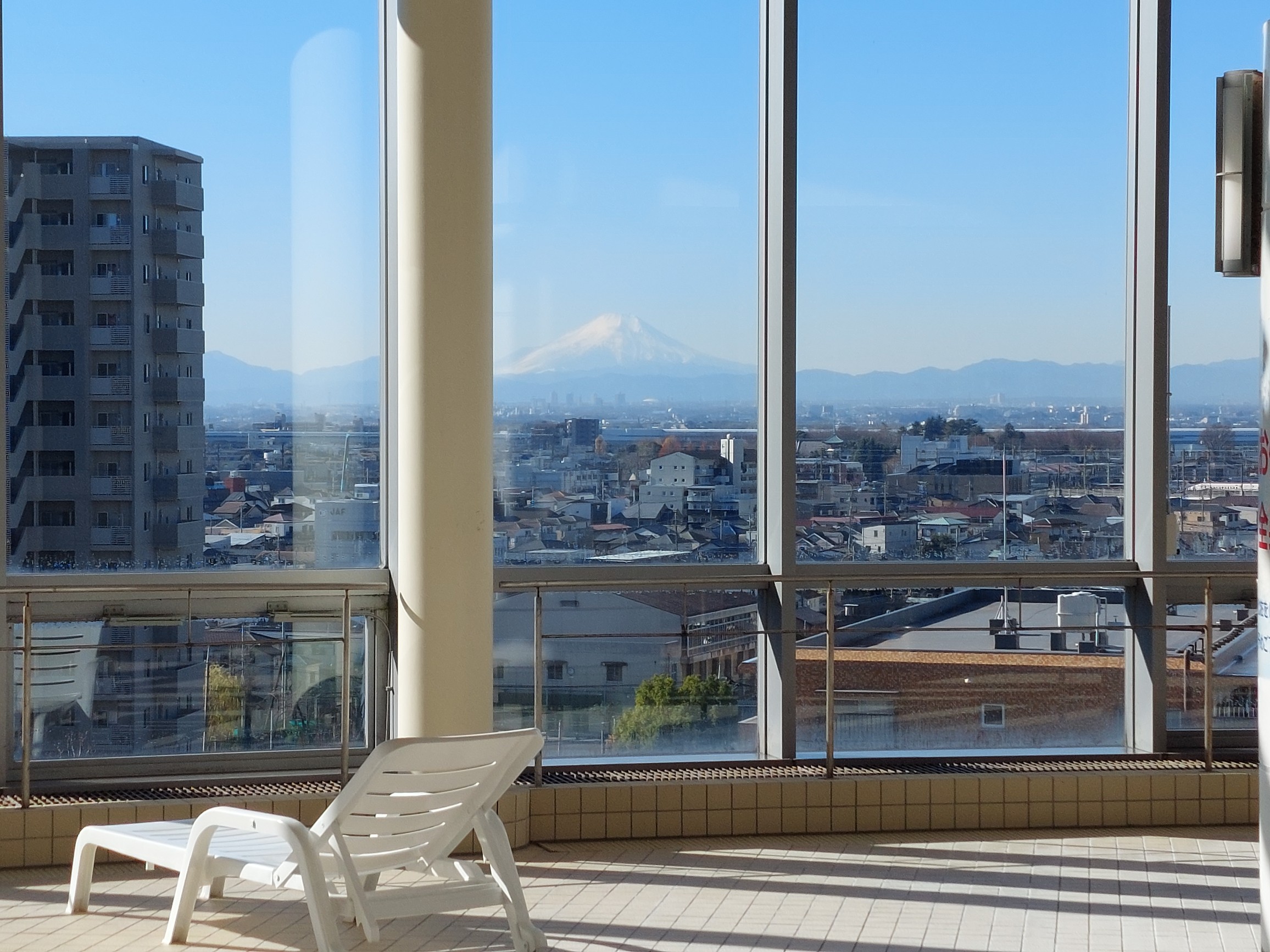 プールサイド（プールサイドからは、美しい富士山を眺めることができます！晴れた日には日光浴もできます。）
