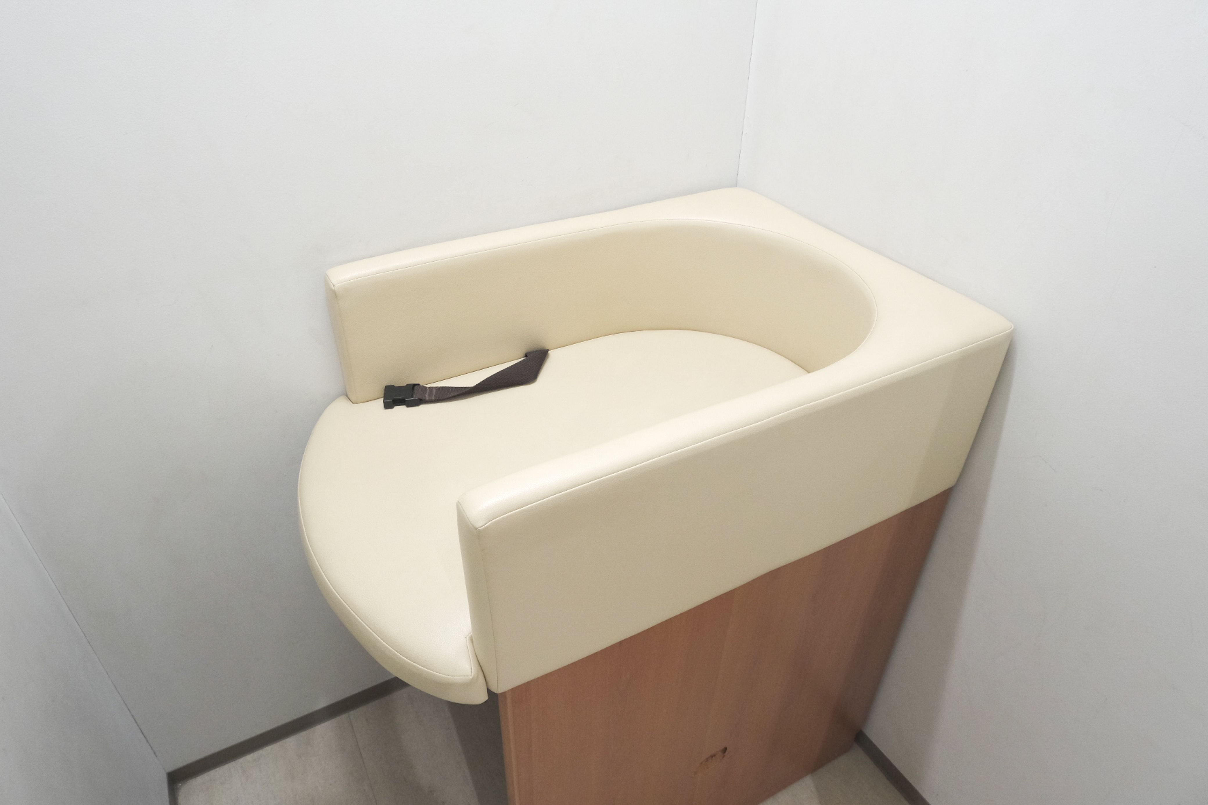 ≪ベビーベッド≫小さなお子様をお連れの保護者様用におむつ交換台を設置しております！