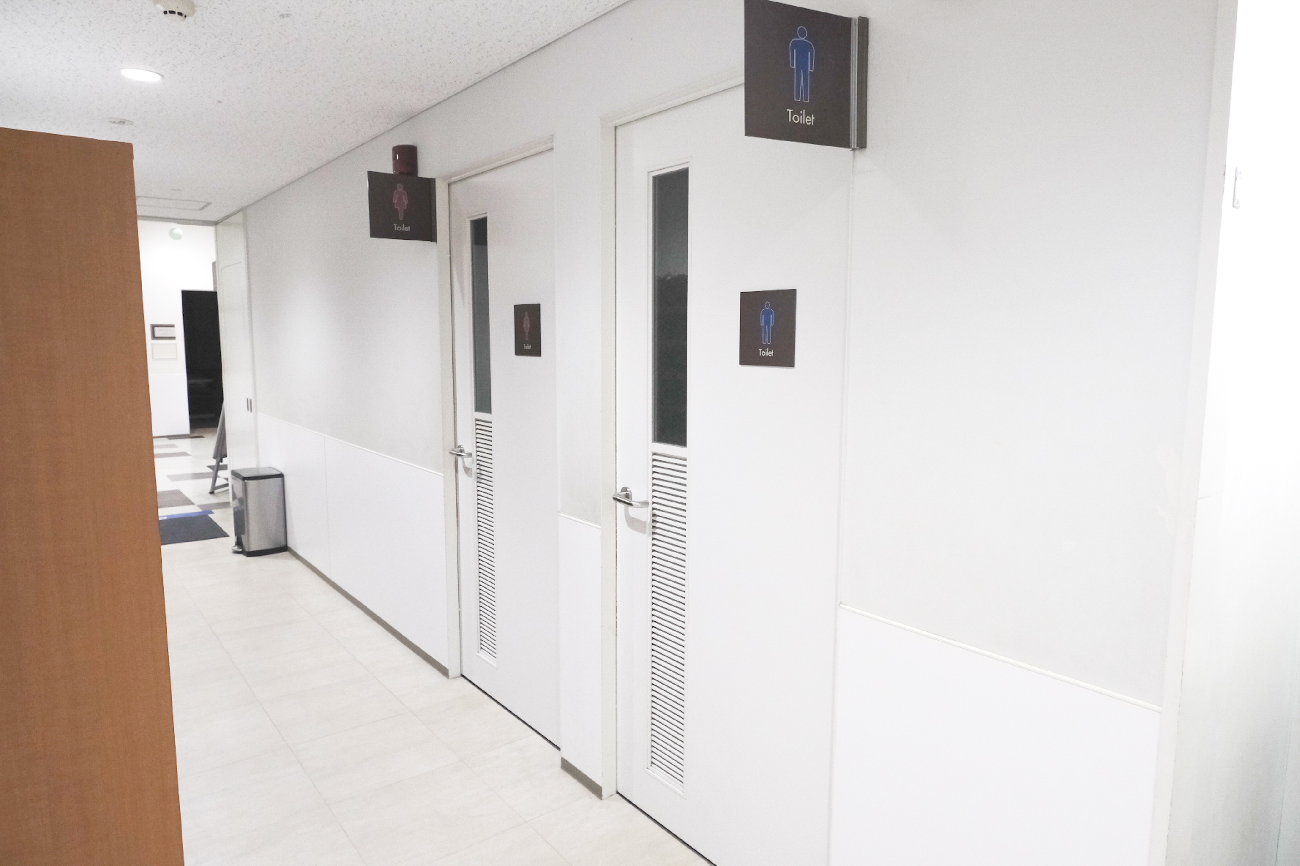 ≪スクールトイレ≫ロッカー前には男女トイレがございます！