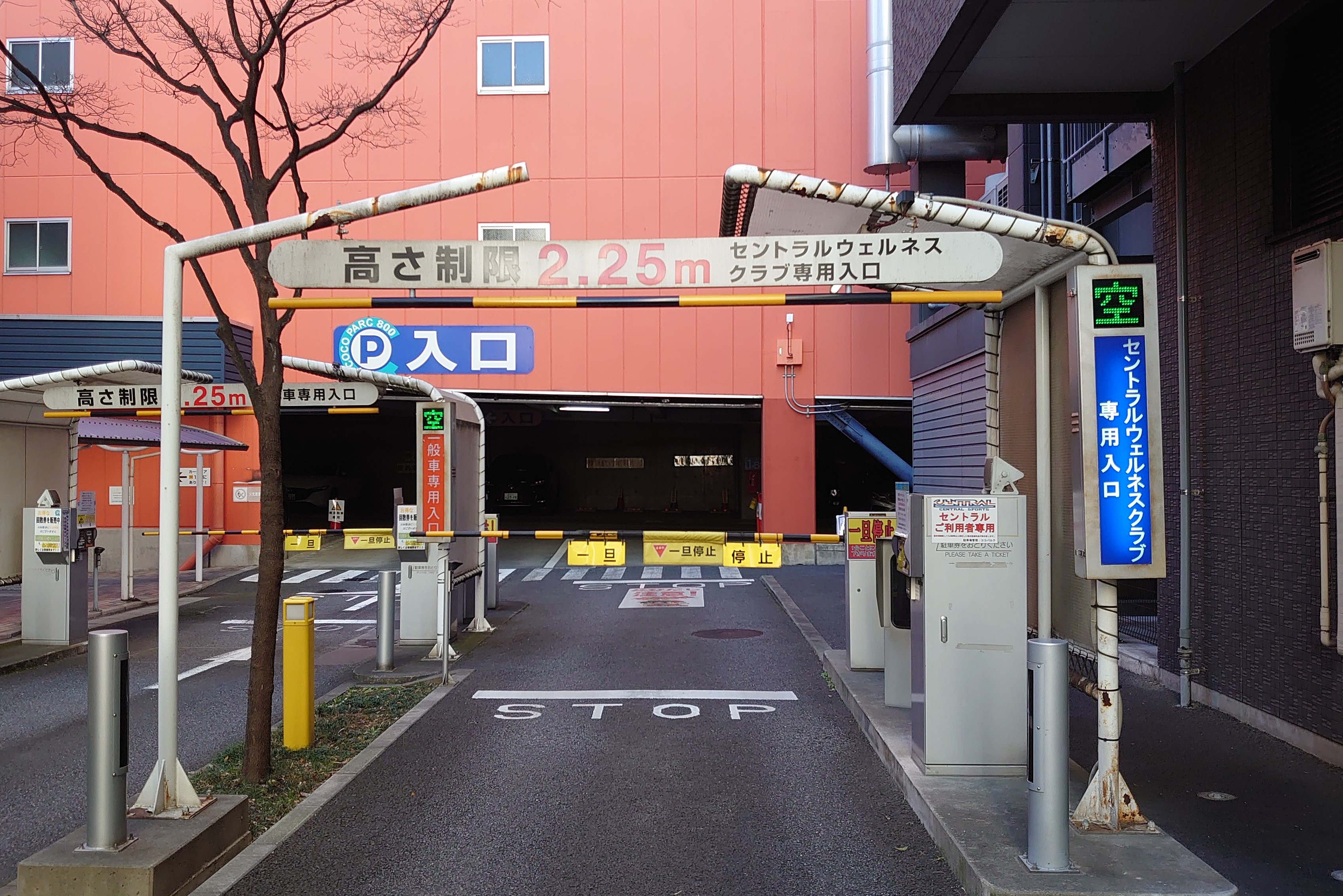 駐車場入り口（4時間まで無料で駐車できます。駐車券を無くさないようにお気を付けください。）