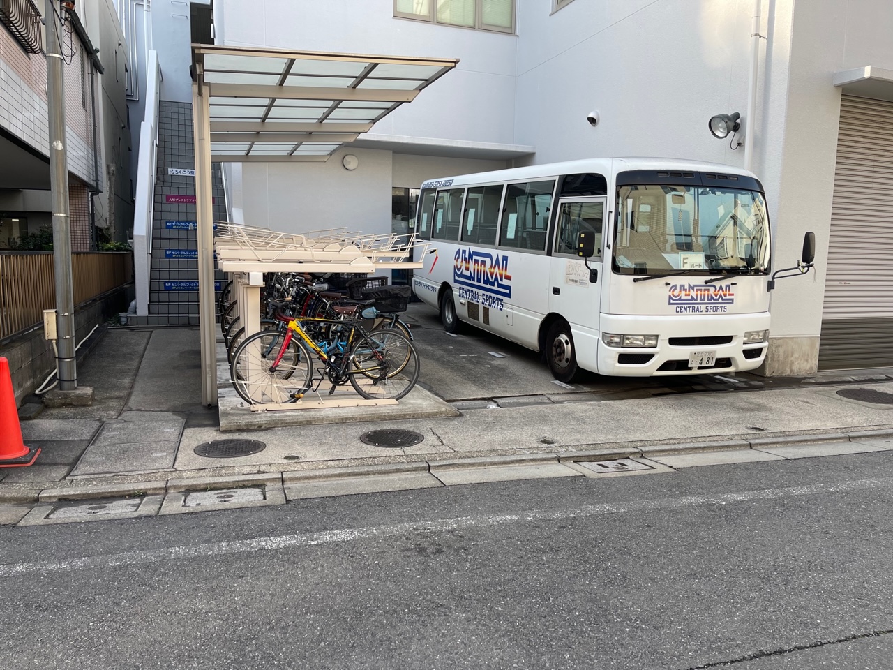 スクールバス運行中！ビルの前で乗降します！