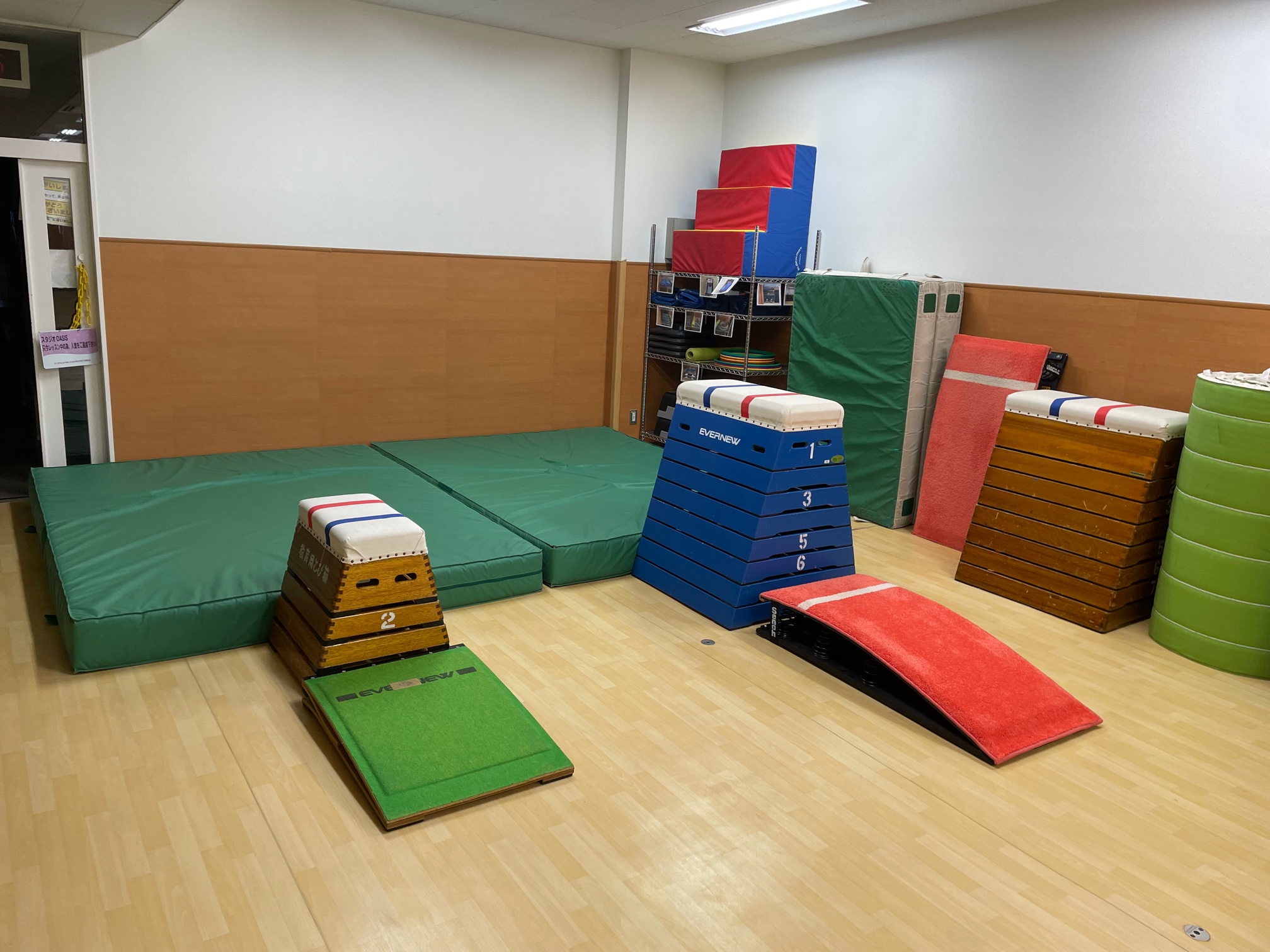 ＜体操・跳び箱＞お子様のレベルに合わせてグループ別に指導致します。跳び箱は全３種類、レベル・技・身長等の用途に合わせて使い分けています。