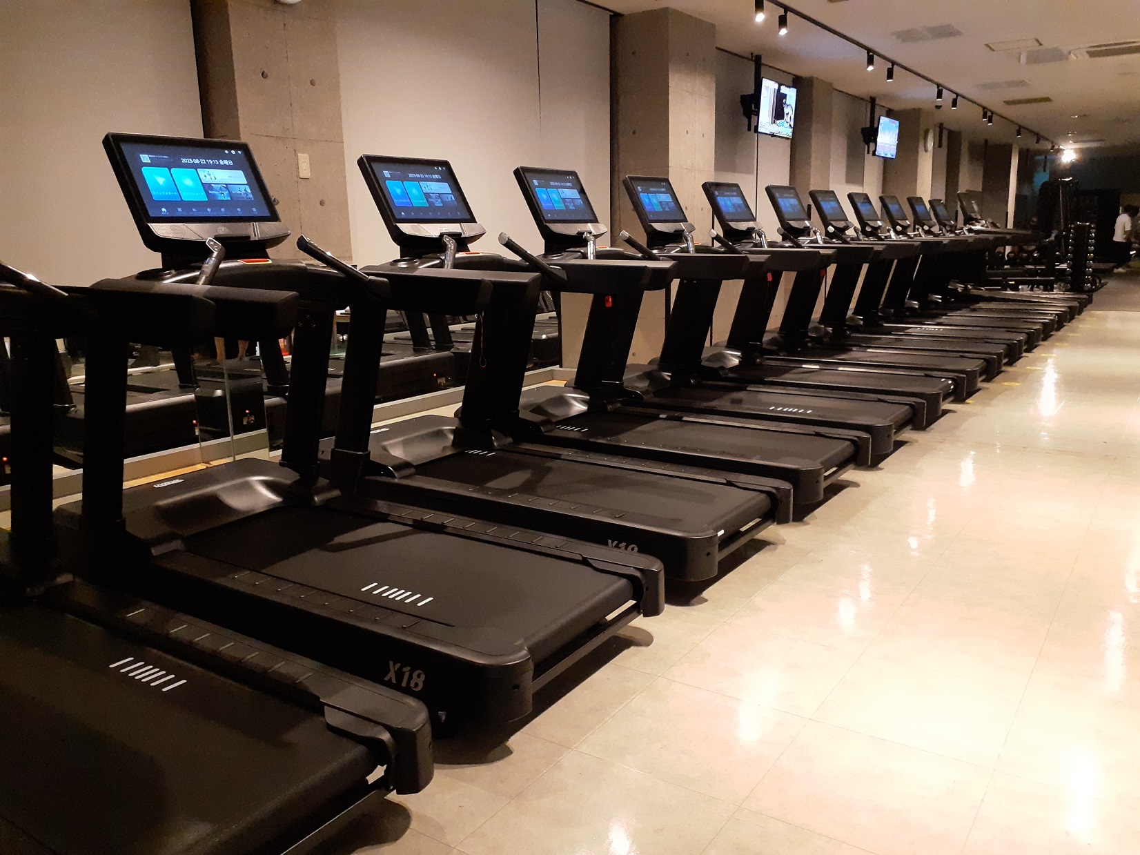 【圧巻のGYM】トレッドミル14台（ランニングマシン）YouTube見れます！